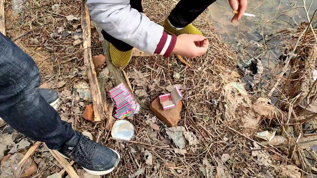 乡下太无聊小伙买擦炮炸鱼,5毛钱的炮仗,玩出好莱坞的特效水平