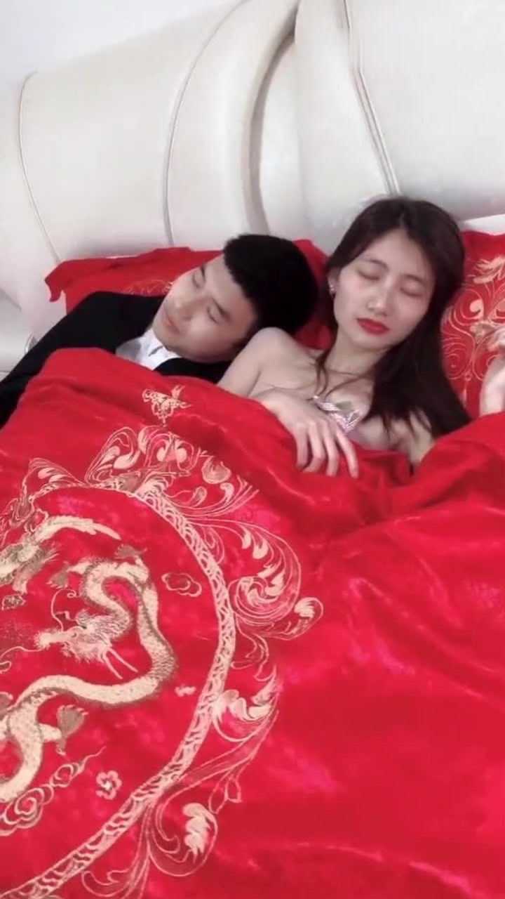 新郎都醉成这样了,新娘可长点心吧!