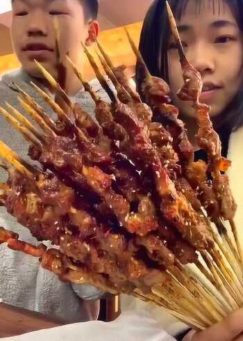 农村小芳和国宝一起吃羊肉串