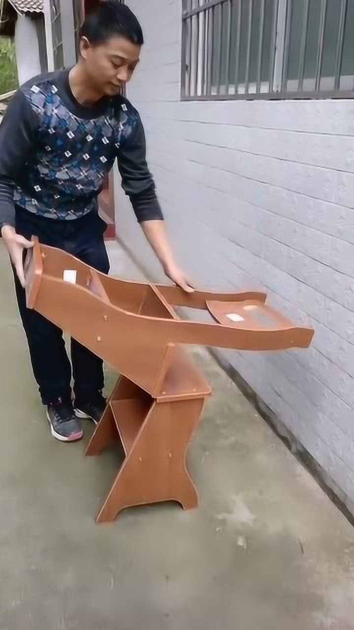 牛人发明可坐可攀爬的梯凳用起来就是方便实用