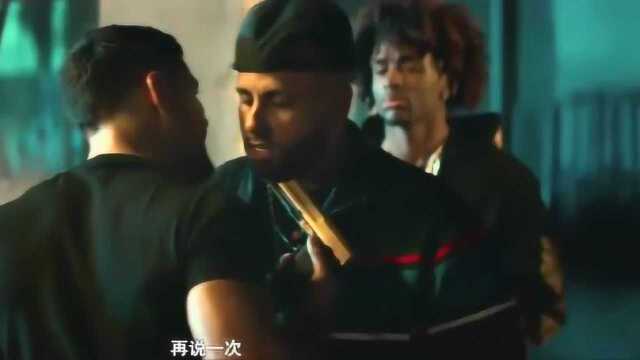 女子监狱内,一名狱警被几名囚犯无情的屠杀,太残酷了