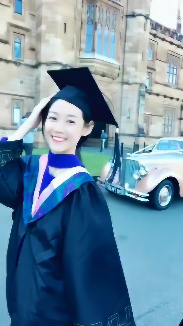 小姐姐到悉尼大学进修,这身学生服真可爱!