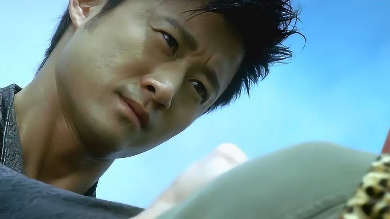 吴京n年前,第一次演绎劫匪能演的这么出色,帅爆了,速看《男儿本色》