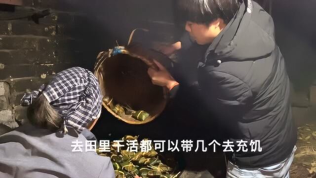 一把稻草 两斤花生 三片竹叶 包成两筐艾叶粑粑 传统就是这样延续