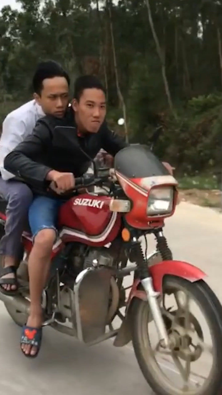 爆笑广西老表表哥开摩托车带去加油就三块钱都喊的那么有气势