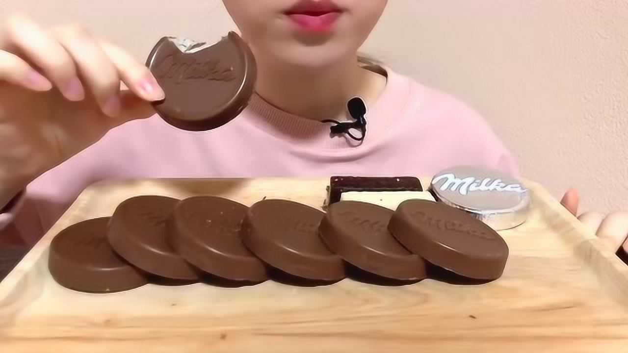 韩国大胃王吃牛奶巧克力用手拿着直接啃全程嘴巴就没有停过