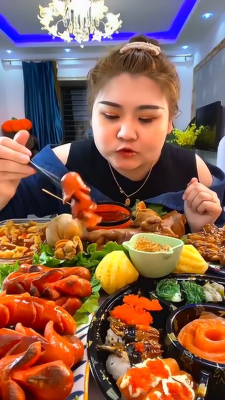 大胃王胖姑娘吃热狗这么大一根两口就秒完了吃相太豪横了