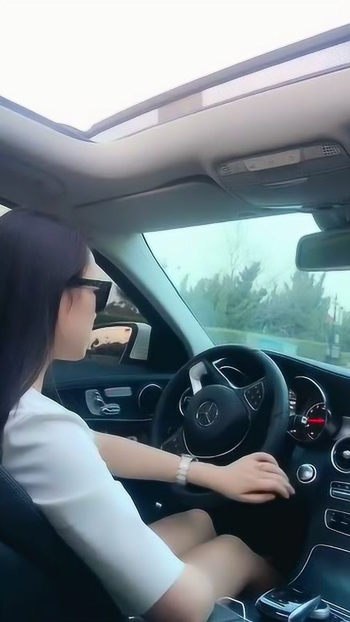 小姐姐开奔驰这倒车技术咋样网友这操作一看就是老司机