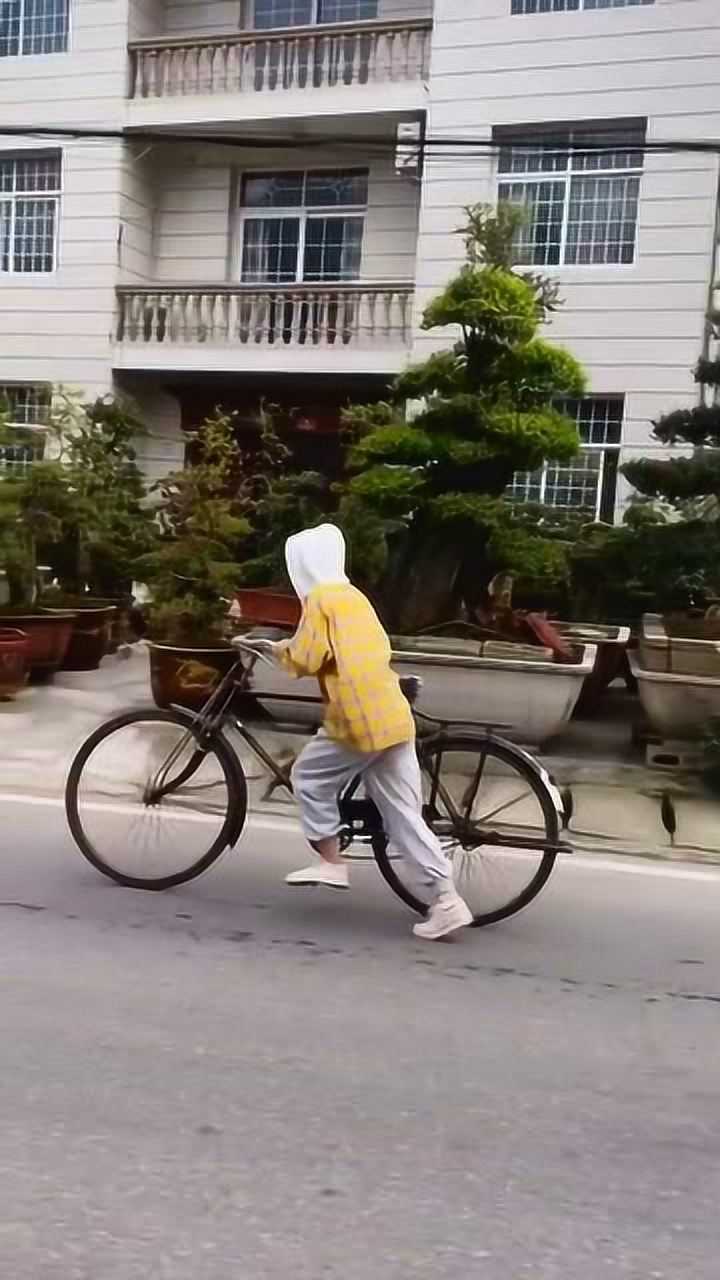 精神小伙骑28大杠自行车这上车的姿势还是哪个感觉