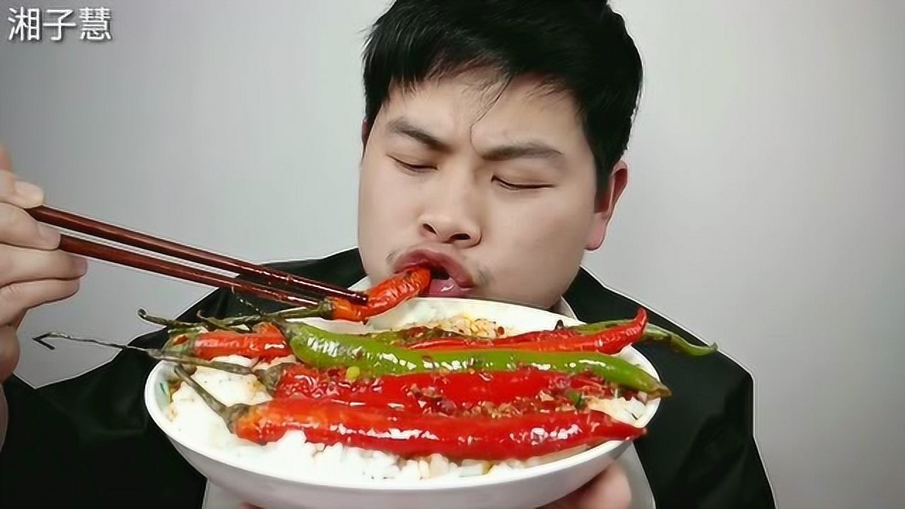 湖南人最不怕的就是辣椒,辣椒越辣吃的越爽,大口吃根本停不下来_腾讯