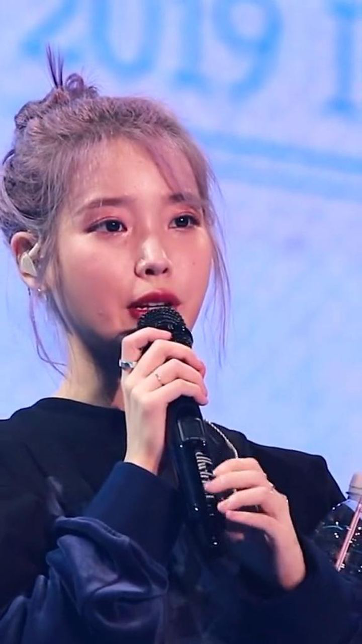 iu李知恩,铁憨憨在线炫新话筒!