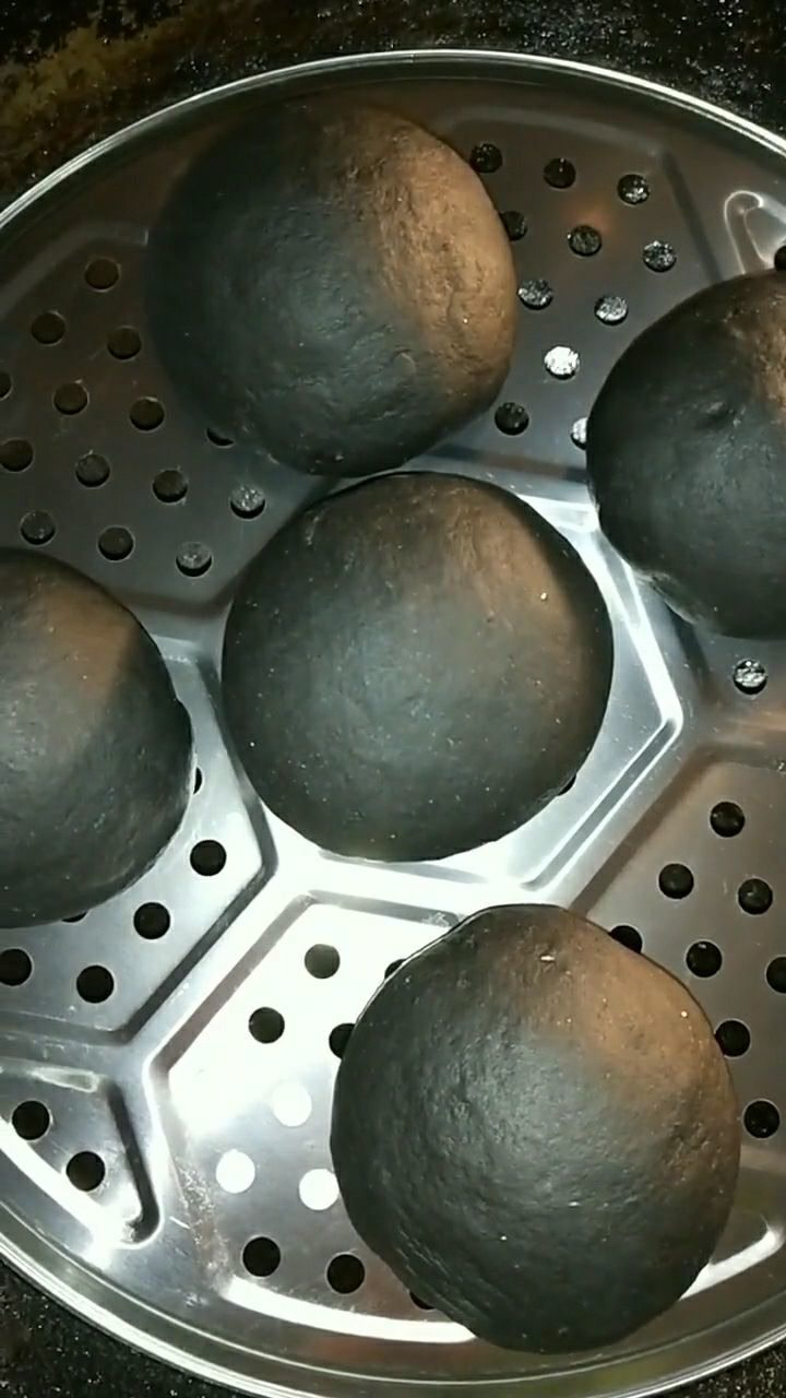 黑的像碳一样的馒头,这才是真正的黑暗料理!
