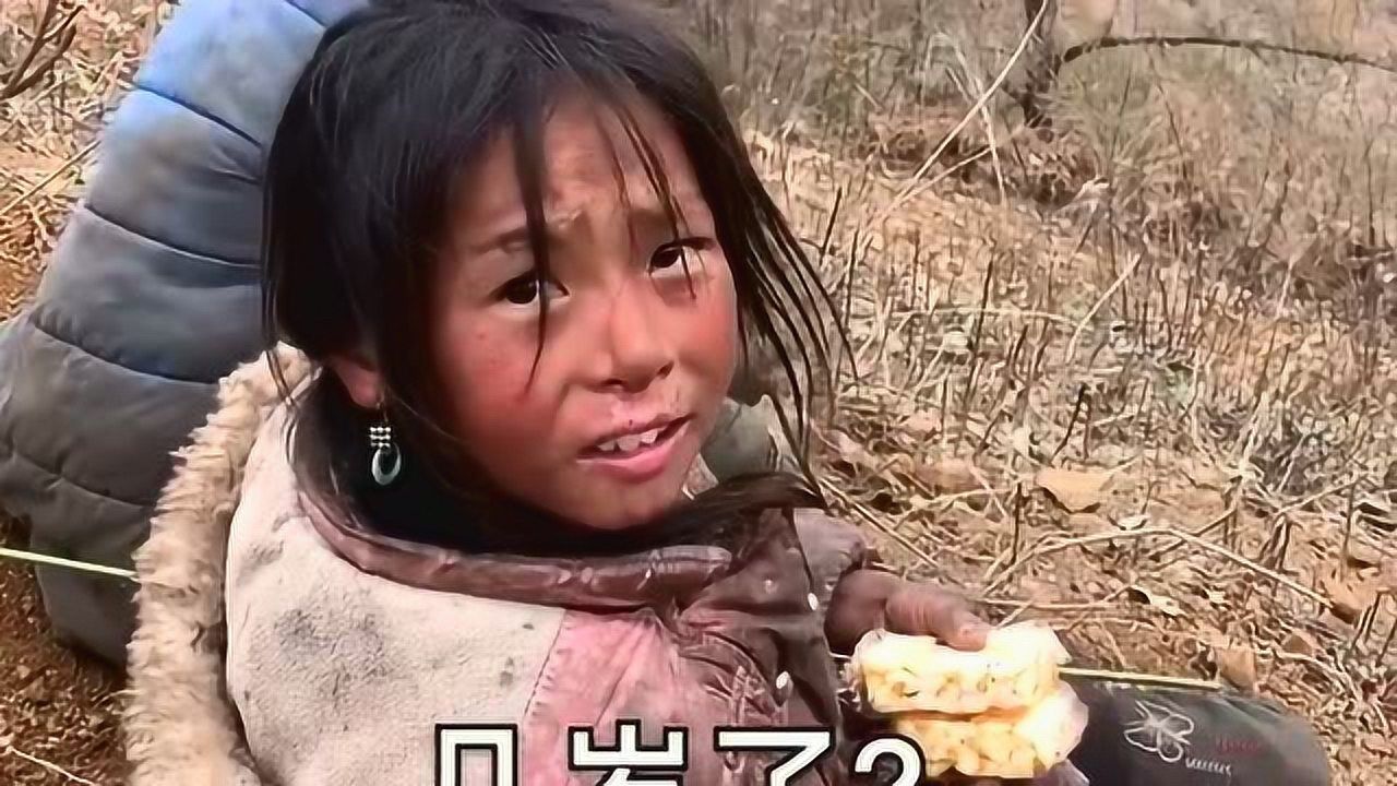 边远山村的女娃才10岁就顶起放牛的重担看着让人心疼
