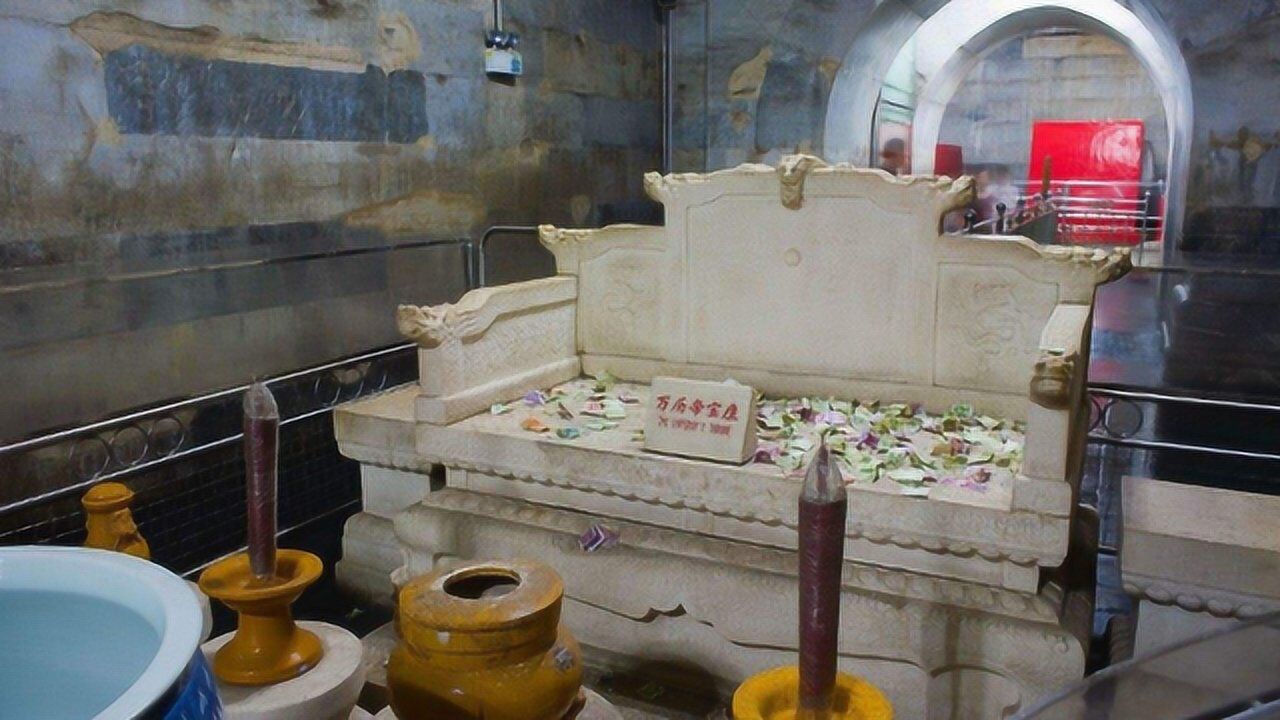 考古专家发掘万历皇帝陵时迷失方向第三条探沟找到墓门