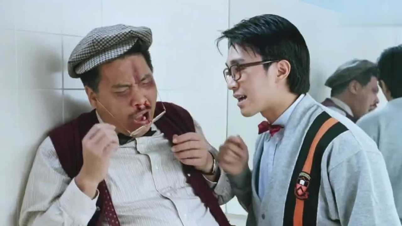 逃学威龙2星爷把训导主任达叔请进厕所出来众人傻眼
