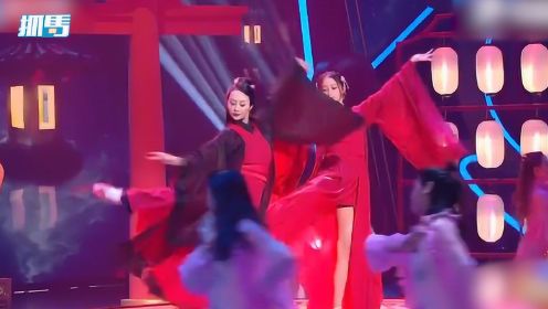 关晓彤和李纯跳《红昭愿》，古装红衣造型太仙了，动作有点惊险