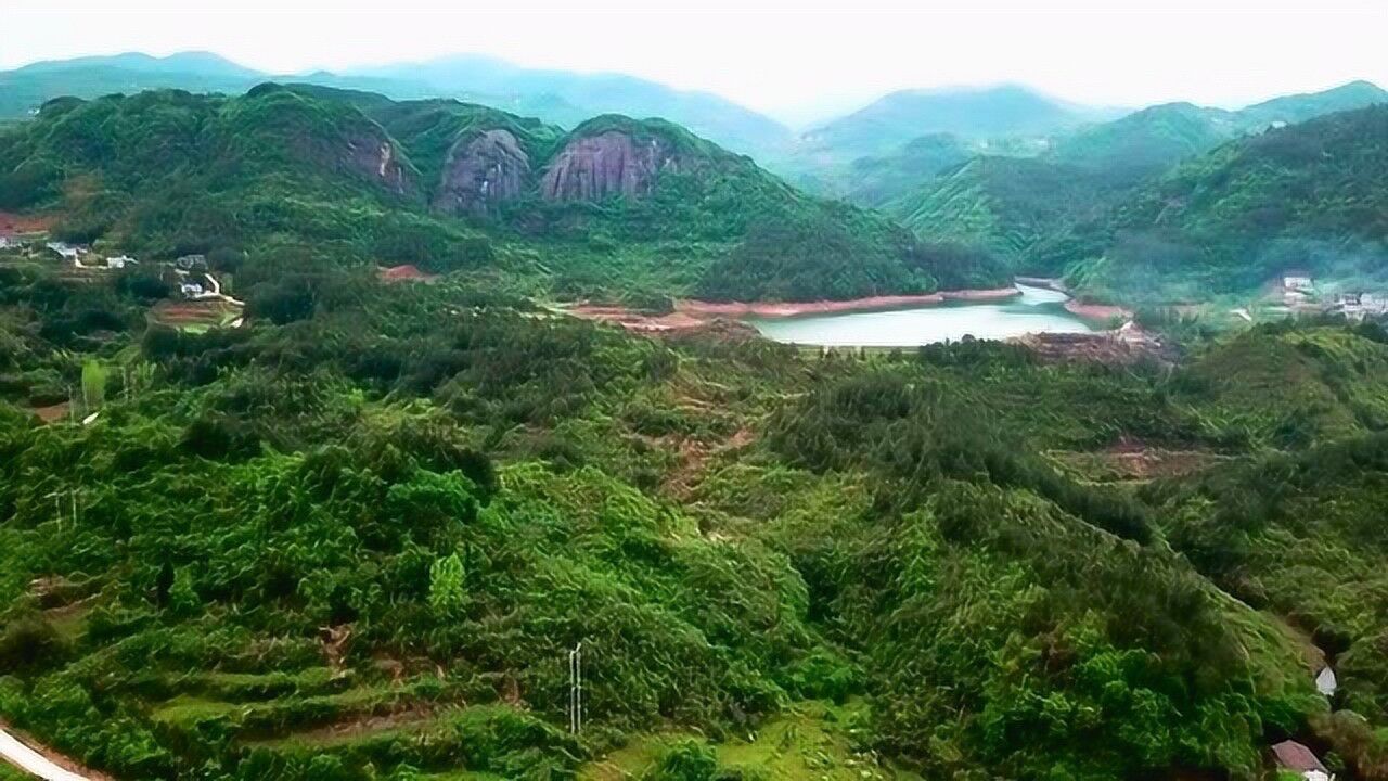 石门县维新镇碾水溪水库旁边三块大石头与网红景点高崎岭的有相似之处
