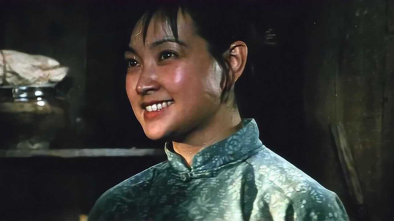 芙蓉镇:秦书田耍了王流氓,把玉音给逗笑,晓庆姐的笑容很好看