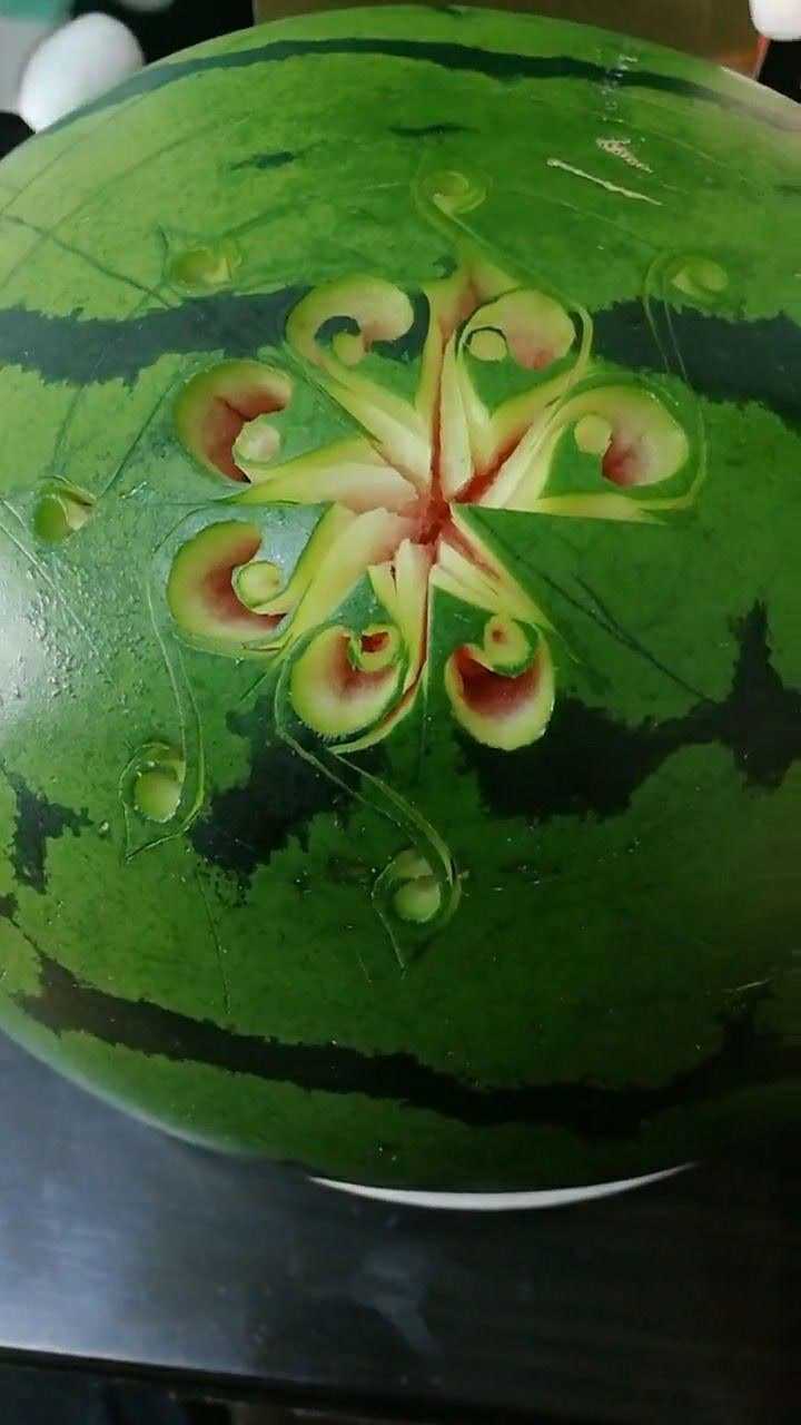 西瓜花雕刻的详细教程,看着还挺简单的,赶紧试起来吧!