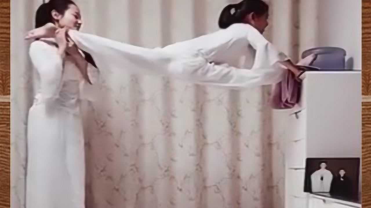 小女孩练习压腿一字马，这柔韧度我服了，看了不下十遍！_高清