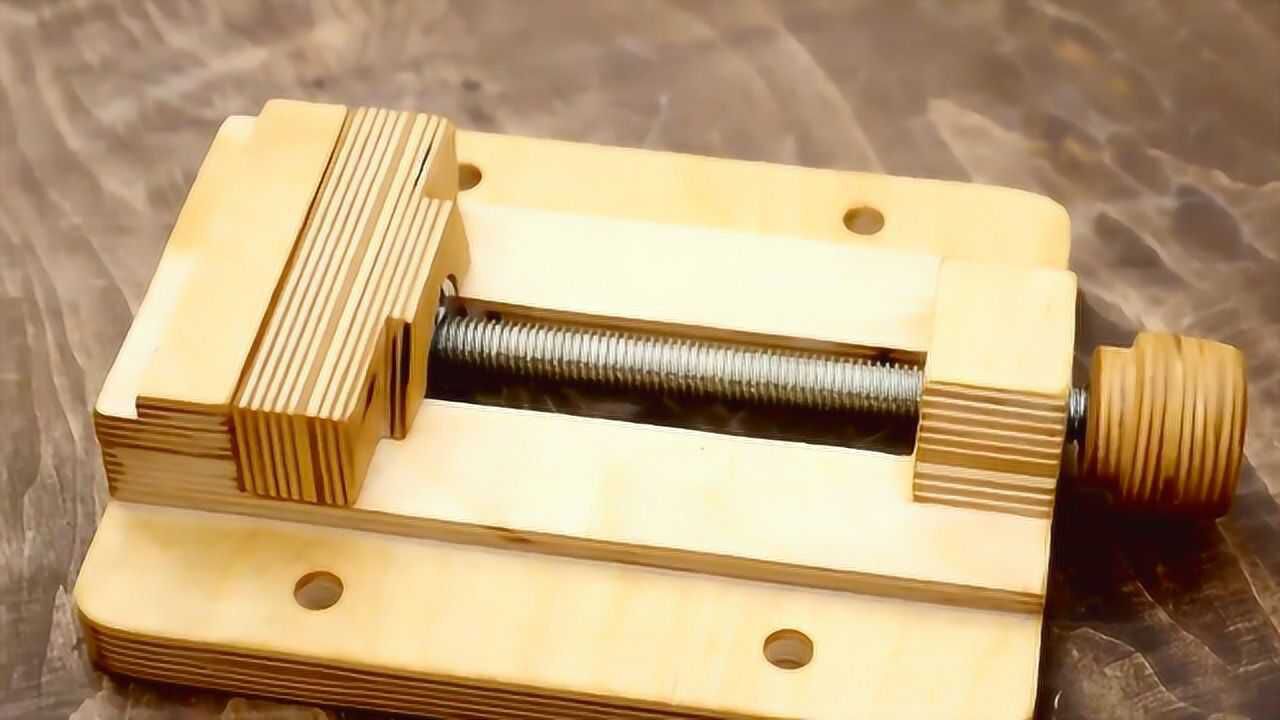 牛人利用边角料制作了一个台钳,缺啥工具自己造,有技术就是任性