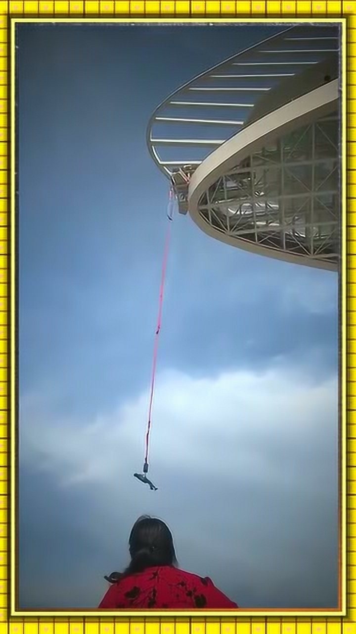 近距离的看了一场蹦极,这样也能弹回去吗?太尴尬了!