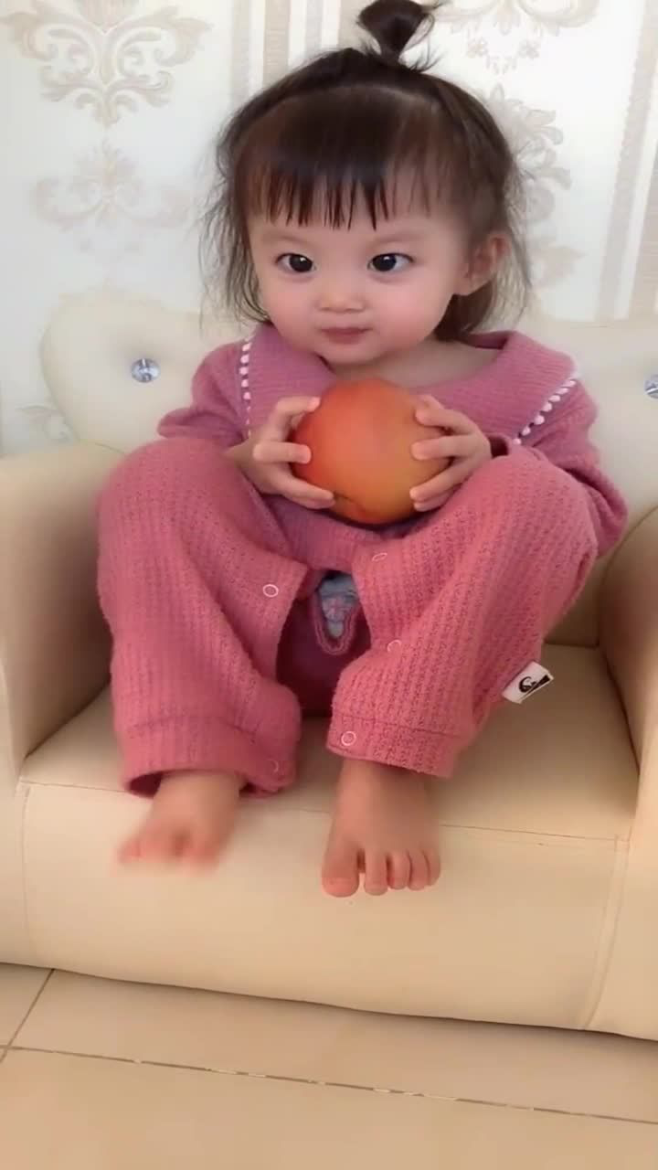 艾米小宝宝火了,手里的苹果,快跟她的脸大了