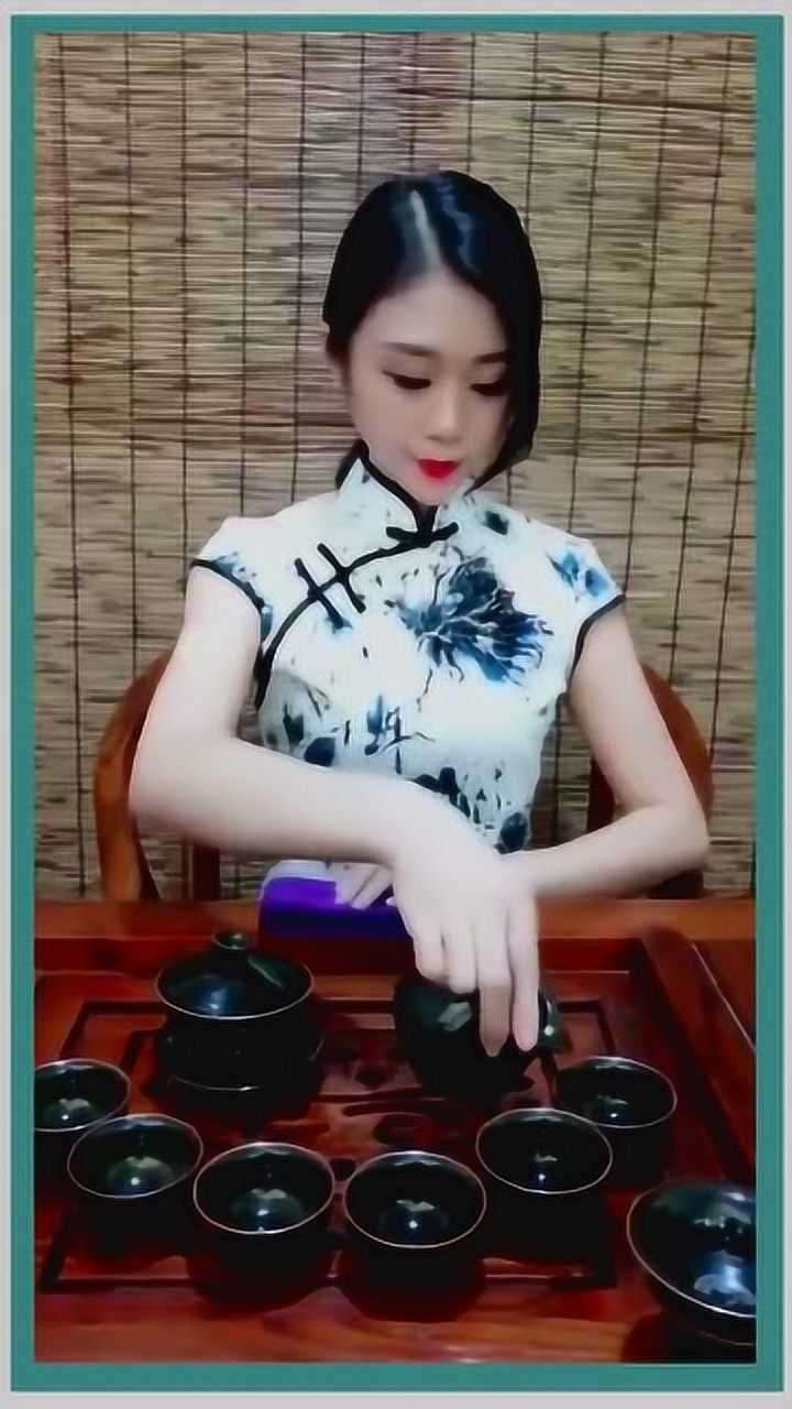 古色古香的美女穿上旗袍好有韵味这泡茶的手法一看就不一般