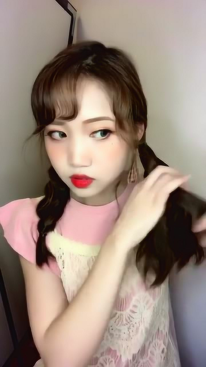 出去玩拍照头发这样弄了戴草帽也是超好看的这种发型可以说是非常简单