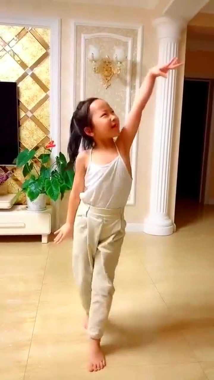 5岁小姑娘光脚跳舞太可爱了