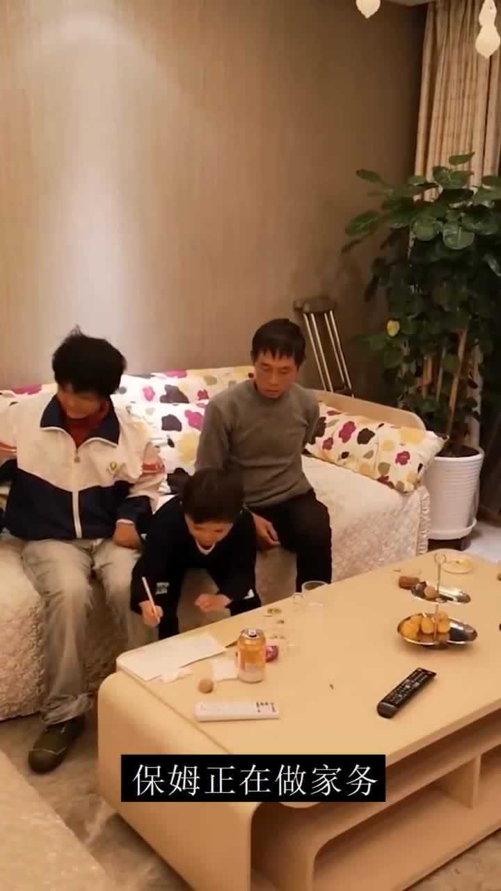 小马云范小勤边看电视边做作业保姆正在做家务