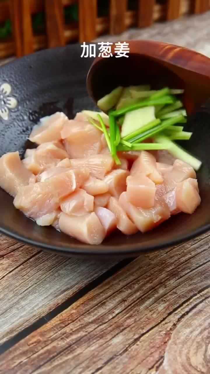 鸡胸肉切丁,加了好吃的料再串上牙签,炸一炸就变了个颜色