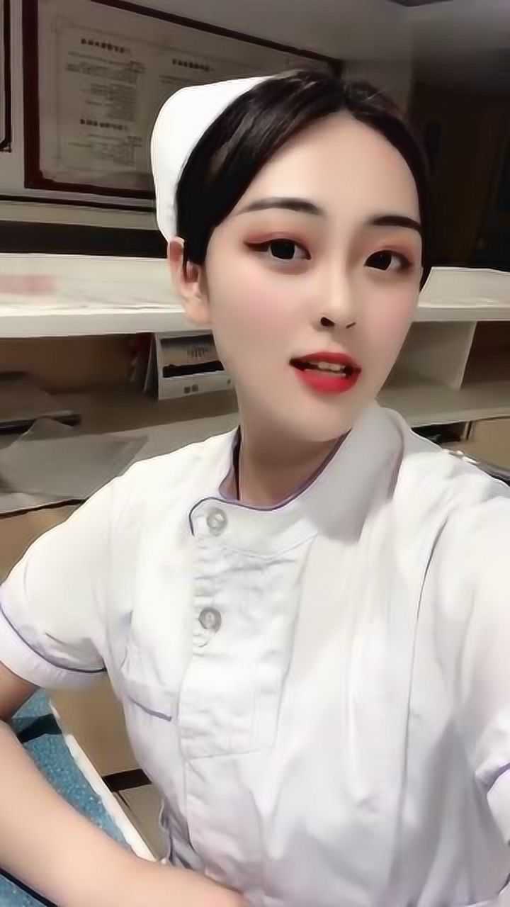 快下班了,护士姑娘玩起了自拍,网友:自恋的样子真让人沉醉!