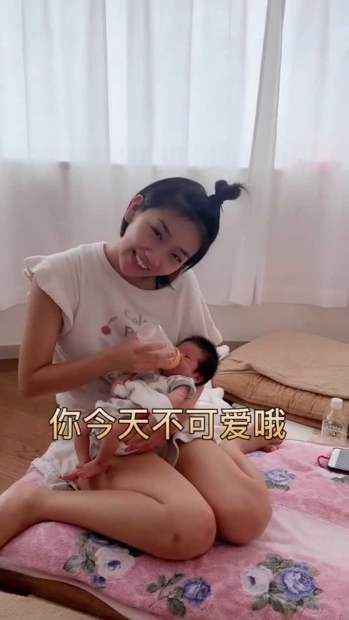 日本媳妇正在给宝宝喂奶