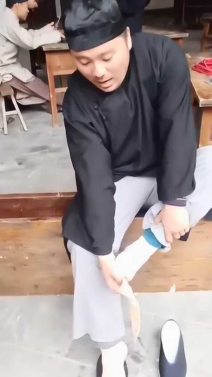 只有在片场男生才敢光明正大穿丝袜这小伙太骚了