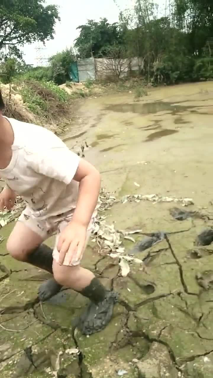 小孩子太调皮一脚陷入泥潭中直接大哭起来