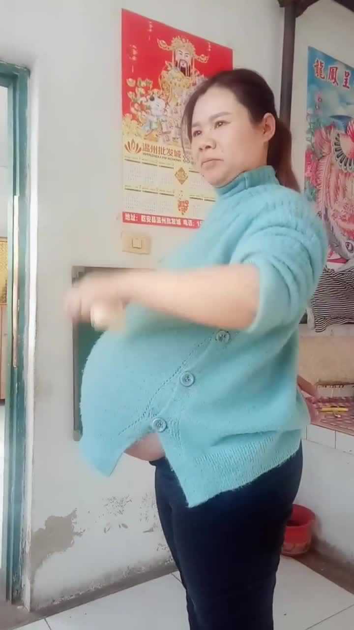 这个产妇火了,看这肚子,怀的三胞胎吧