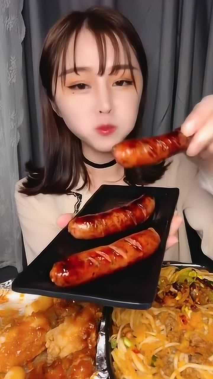 超漂亮美女吃香肠,三口就吃完一个,妹子你这嘴巴有点厉害