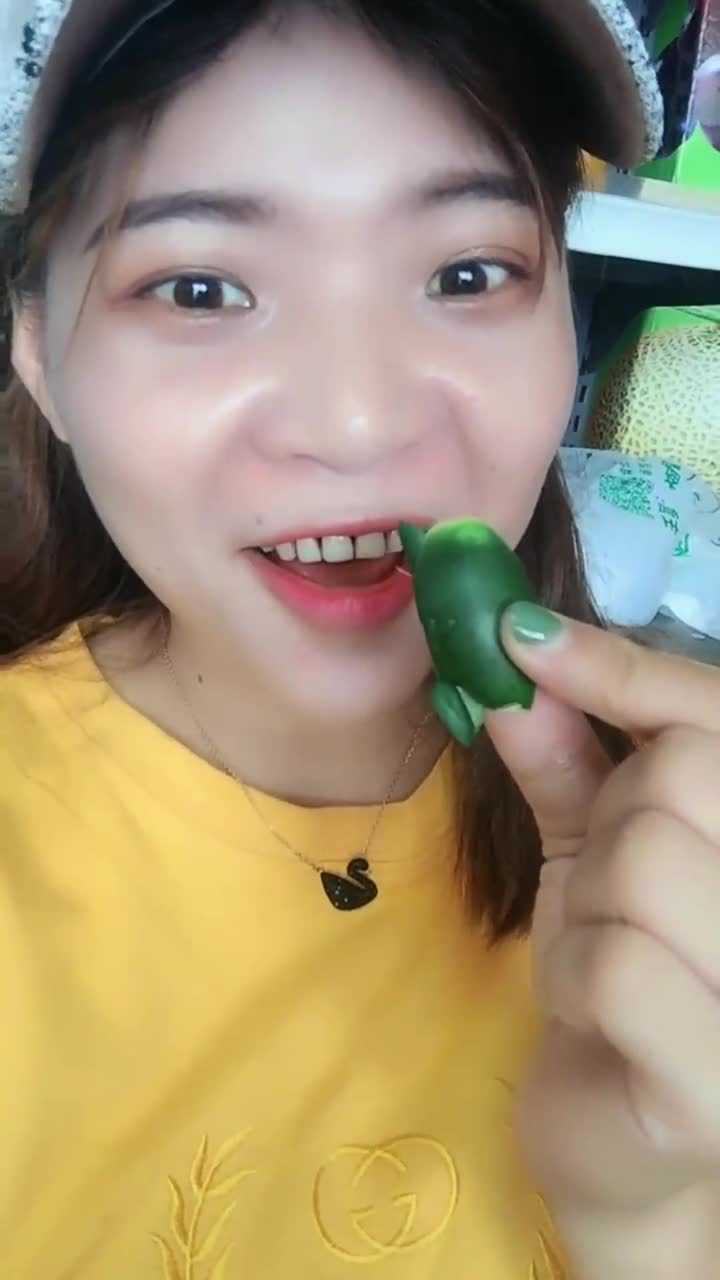 槟榔姐吃槟榔,还直言看到槟榔瞬间精神了,网友:有那么好吃吗