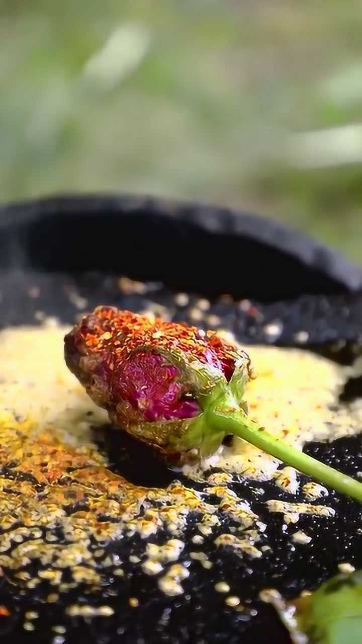 男子烧烤玫瑰花让人大开眼界,原来还可以这样吃!