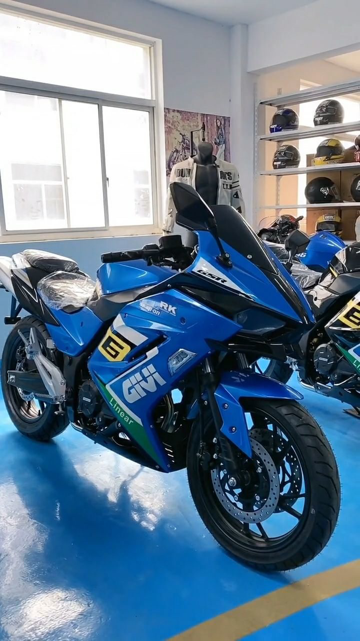 蓝色的机车也太帅了吧绝对会赢得不少人的赞赏