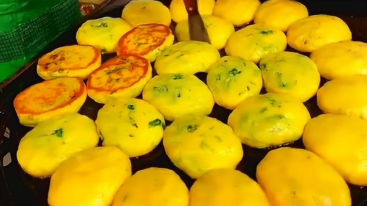瓦房店的特色美食菜饼子,用玉米面代替了面皮,煎至两面金黄就可以吃了