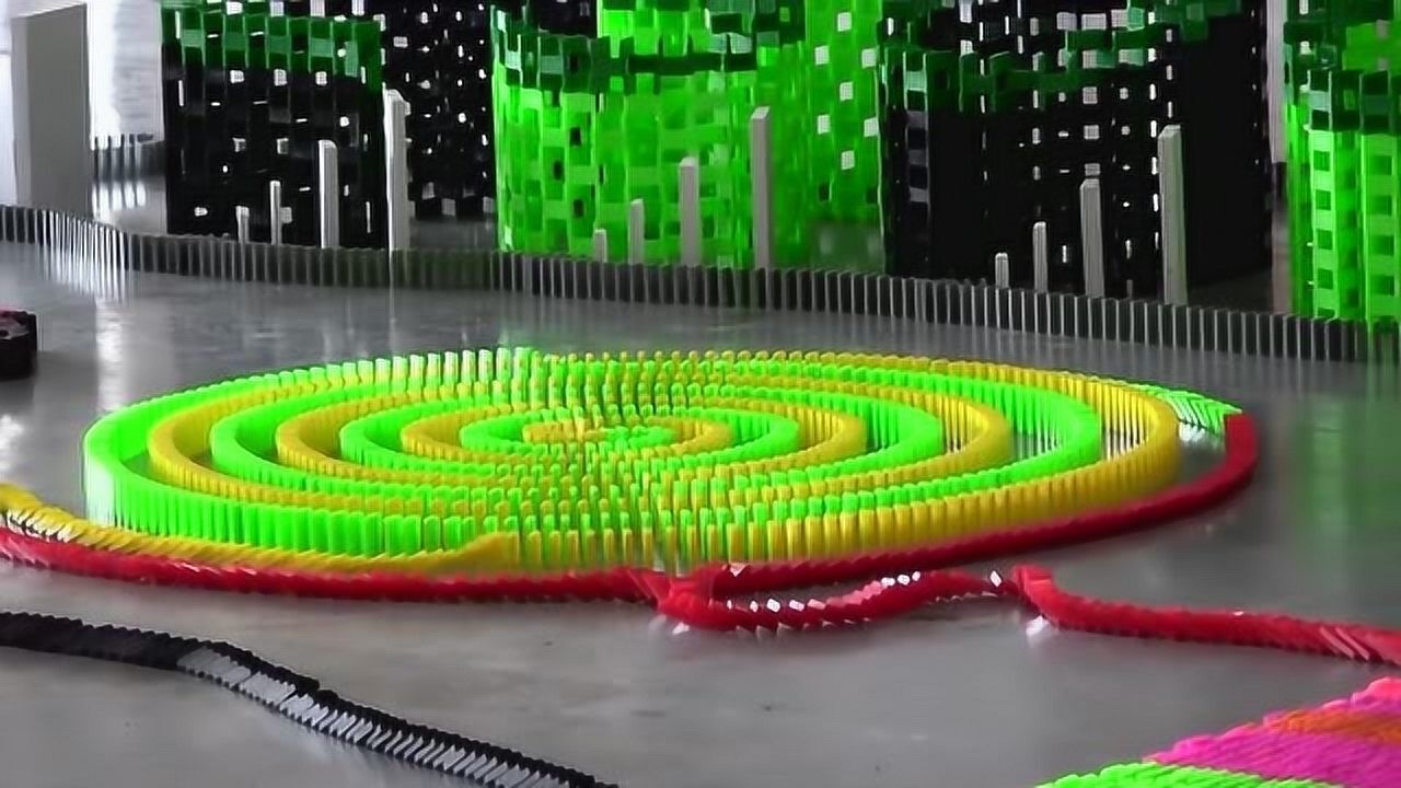 用了25000个多米诺骨牌耗时三天构成这样的精彩的画面