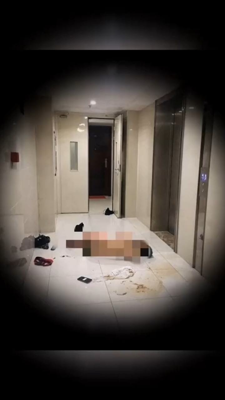 喝酒莫贪杯南宁一名男子喝醉酒赤身裸体侧躺在地上粪便呕吐物流淌一地