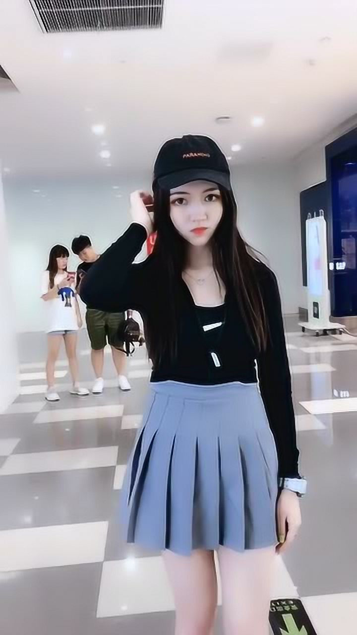 高冷女友俏皮起来顶不住了短裙丝袜这身材好完美真让人心动