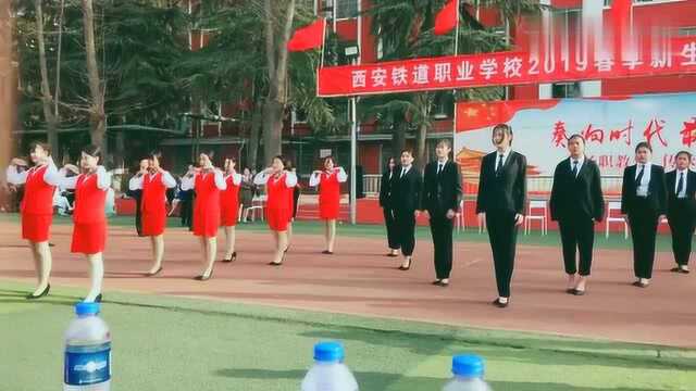 大学生军训表演,等毕业她们就是高铁乘务人员!