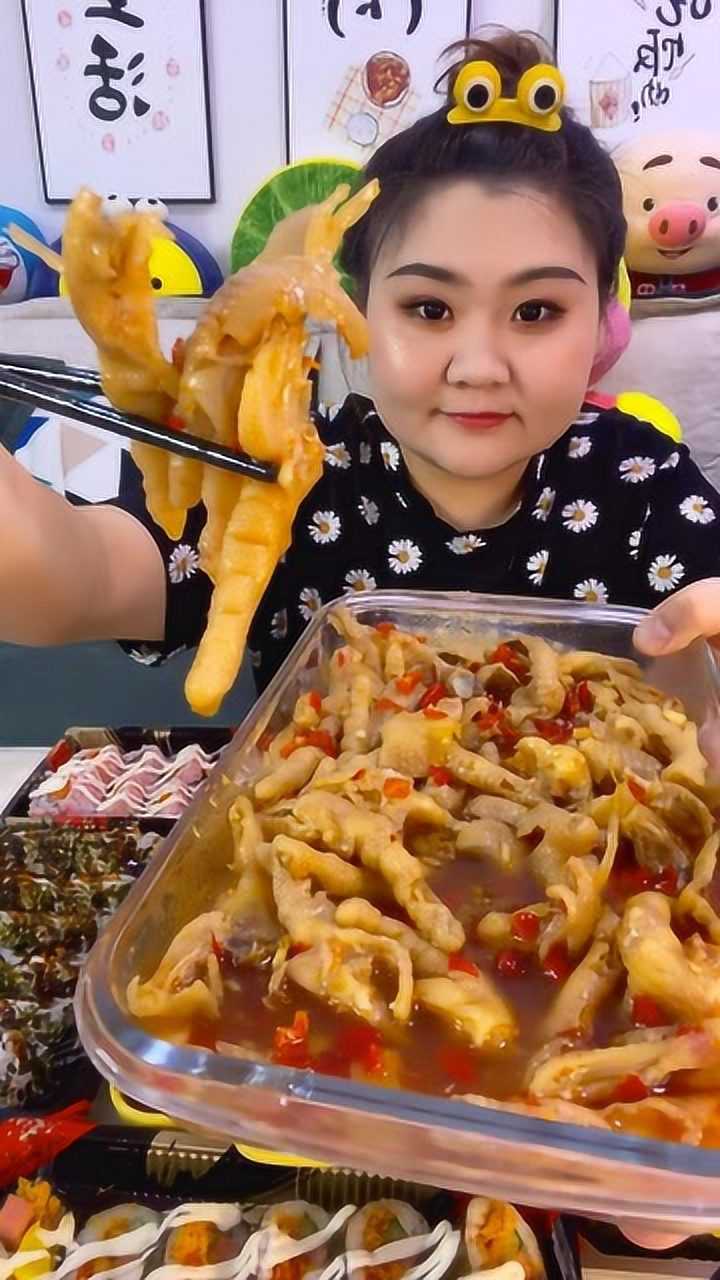美女吃播秀大口吃无骨鸡爪