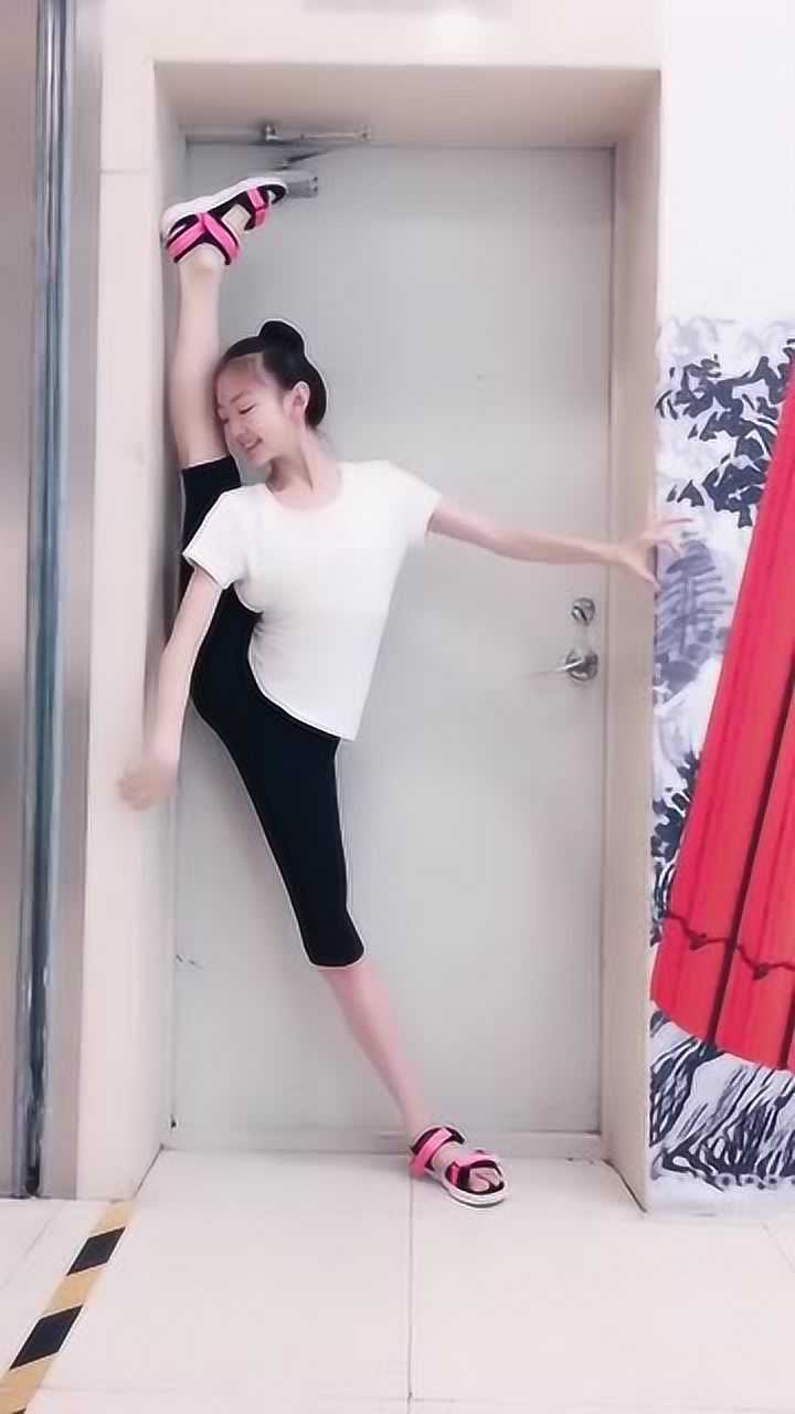 芭蕾舞基本功一字马这个动作对舞蹈生来说简直轻而易举