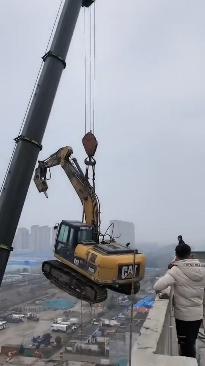 小挖机想上15楼,吊车大哥直接一杆吊上,给力!