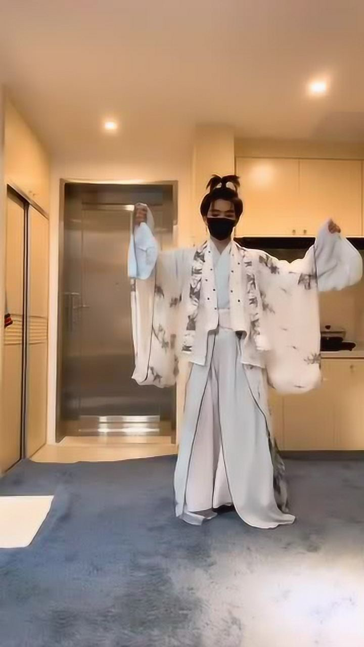 七鹤大人身穿汉服头顶扎小辫子跳的舞蹈是什么鬼